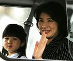 Japans kronprinsse Masako og den lille prinsesse Aiko, som ikke må arve Japans såkaldte Krysantemum-trone. - Foto: AP 