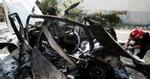 Israelske brandfolk arbejder ved en bil, som i dag blev ramt af en Hizbollah-raket i byen Nahariya ved grænsen til Libanon. - Foto: AP 