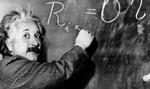 Einstein skriver her en ligning for mælkevejens tæthed. - Arkivfoto: AP 