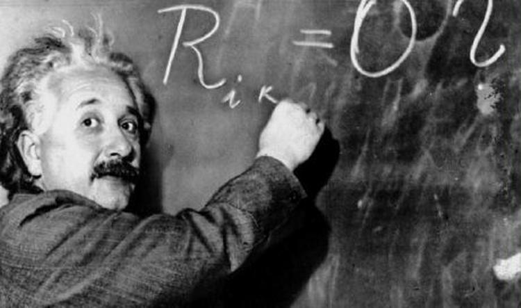 Einstein skriver her en ligning for mælkevejens tæthed. - Arkivfoto: AP 