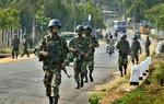 Regeringssoldater patruljerer i Trincomalee i det nordlige Sri Lanka.. Tamilske rebeller og hæren har i dag udvekslet morterild, dagen efter at et luftangreb dræbte seks Tamilske Tigre.   Arkivfoto: AP 