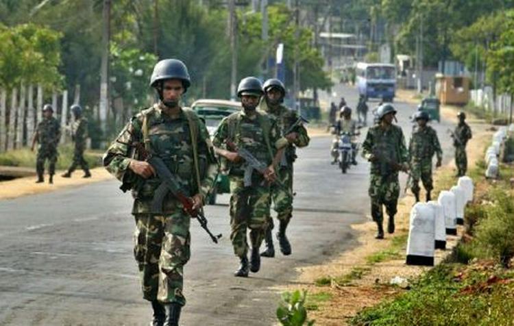 Regeringssoldater patruljerer i Trincomalee i det nordlige Sri Lanka.. Tamilske rebeller og hæren har i dag udvekslet morterild, dagen efter at et luftangreb dræbte seks Tamilske Tigre.   Arkivfoto: AP 