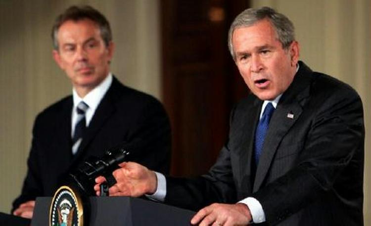 Storbritanniens Tony Blair og USA's George W. Bush er enige om, at der skal sendes en international styrke til Libanon for at standse krigshandlingerne. - Foto: AP 