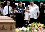 Familien til korporal José A. Velez sørger ved hans kiste, efter at han mistede livet i 2004. Nu er også hans lillebror faldet i kamp. - Foto: AP 