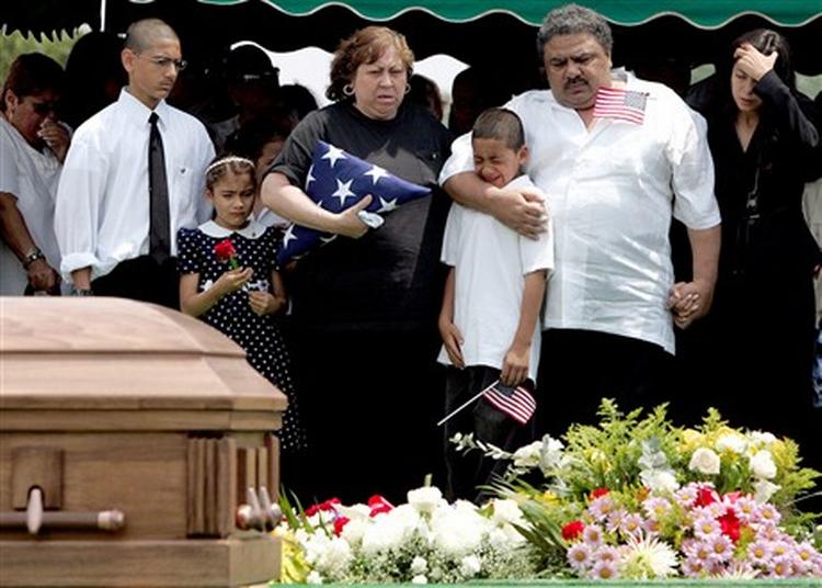 Familien til korporal José A. Velez sørger ved hans kiste, efter at han mistede livet i 2004. Nu er også hans lillebror faldet i kamp. - Foto: AP 