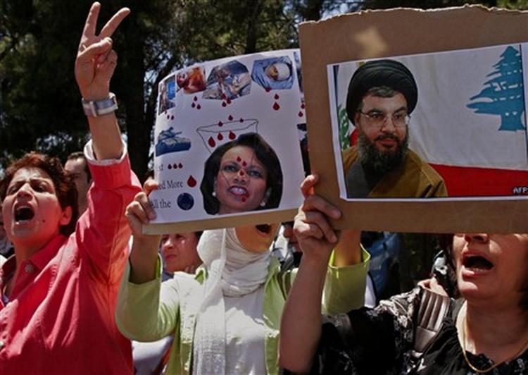 Palæstinensere demonstrerer for at vise deres støtte til Hizbollah. - Foto: AP 