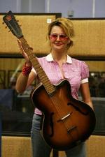 Så er der dømt 'Music Legend Sale' i London. Paul McCartneys guitar, der her vises frem til lejligheden, fik buddene til at rulle. - Foto: AP 