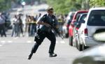 En politimand springer i dækning, da en muslimsk mand gik amok ved en jødisk bygning i Seattle. - Foto: AP 
