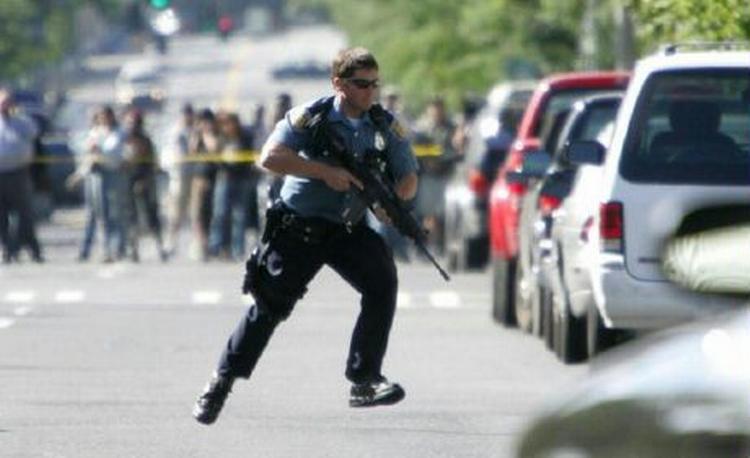 En politimand springer i dækning, da en muslimsk mand gik amok ved en jødisk bygning i Seattle. - Foto: AP 