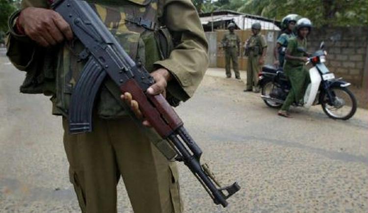 En srilankansk politimand står vagt ved en vej i Vavuniya, nord for hovedstaden Columbo. Konflikten mellem De Tamilske Tigre og regeringshæren er intensiveret siden december sidste år. - Foto: AP 