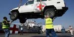 Et Røde Kors-køretøj bliver løftet fra borde ved havnen i Beirut. - Foto: AP 