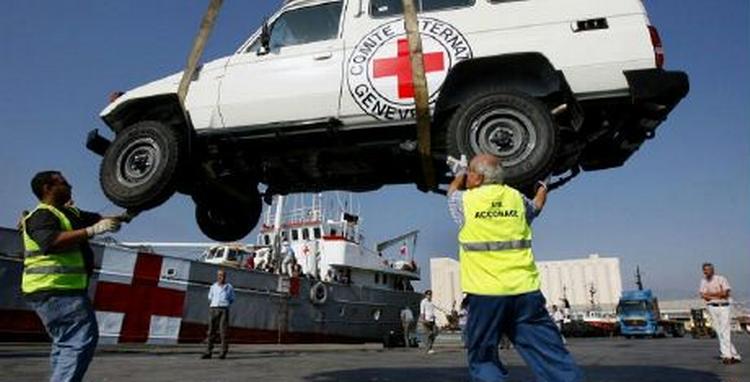 Et Røde Kors-køretøj bliver løftet fra borde ved havnen i Beirut. - Foto: AP 