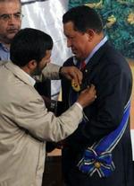 Ahmadinejad tildeler Chavez Irans ypperste æresmedalje. - Foto: AP 