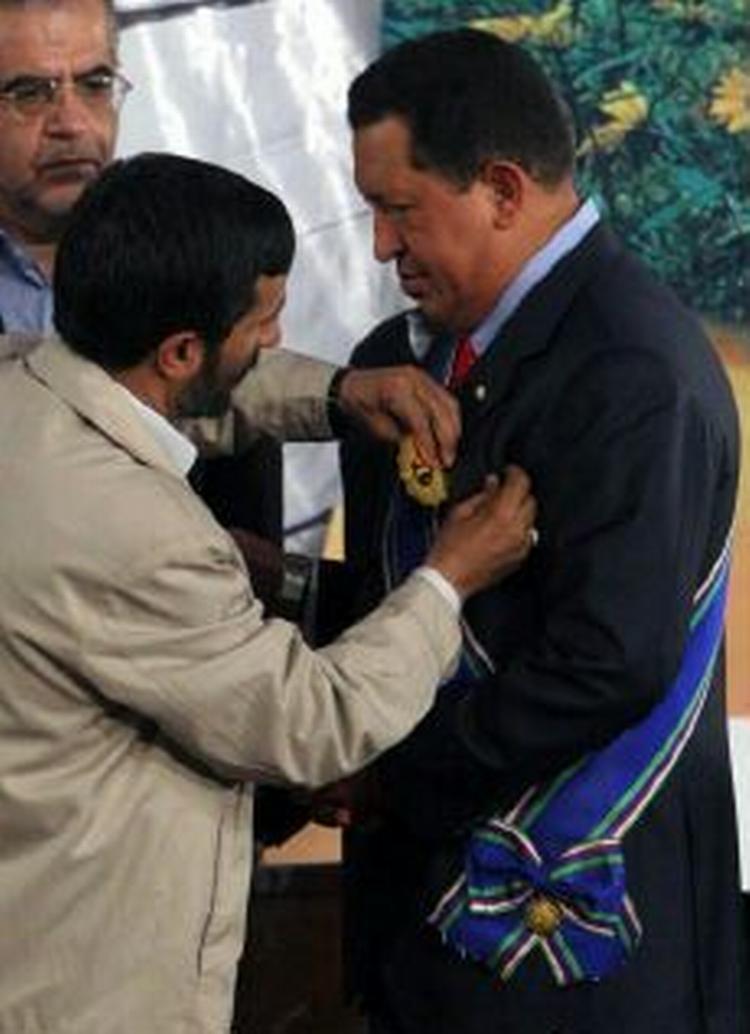 Ahmadinejad tildeler Chavez Irans ypperste æresmedalje. - Foto: AP 