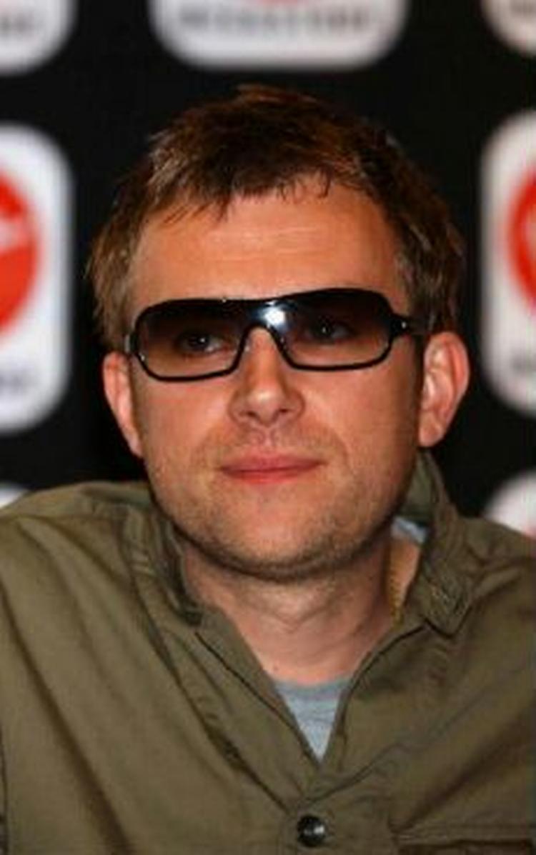 Efter succesen med Blur trak Damon Albarn sig i baggrunden med det tegnede band Gorillaz. Nu skal han lave musik med bassisten fra legendariske The Clahs. - Foto: AP 