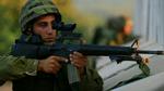 En israelsk sodlater i venteposition ved den libanesiske grænse. - Foto: AP 