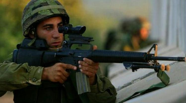 En israelsk sodlater i venteposition ved den libanesiske grænse. - Foto: AP 