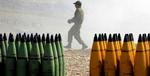 En israelsk soldat gør klar til at genlade artilleriet. - Foto: AP 