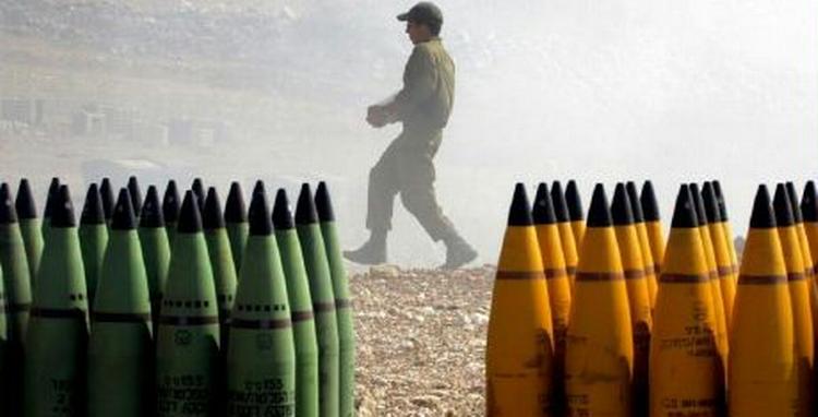 En israelsk soldat gør klar til at genlade artilleriet. - Foto: AP 
