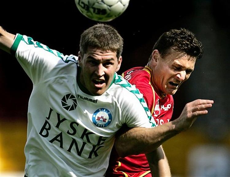 FC Nordsjællands Thomas Andreasen i nærkamp med Silkeborgs Thomas Olsen. - Foto: Jens Dresling 