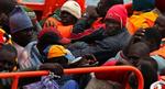 Turister på Tenerife har hjulpet illegale flygtninge fra Afrika, som drev i land ved stranden - Foto: AP 