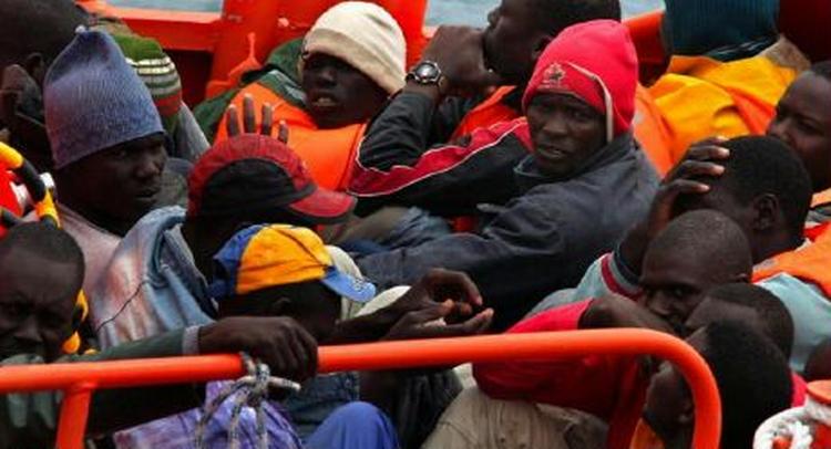 Turister på Tenerife har hjulpet illegale flygtninge fra Afrika, som drev i land ved stranden - Foto: AP 