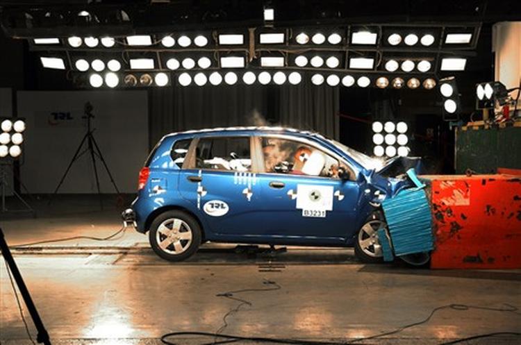 Et alvorligt smæk til Chevrolet Kalos. 'Føreren' i denne crashtest slår hovedet mod rattet. Foto: Euro NCAP 