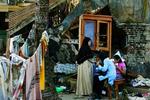 Indoneserne blev endnu engang hårdt ramt, da en tsunami for to uger siden ramte Java. Nu lover regeringen alarmer - Foto: Ed Wray/AP 
