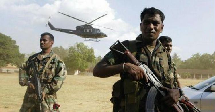 Srilankanske regeringssoldater ses nær byen Kabithigollewa i den nordlige del af landet. De tamilske oprørere hævder, at regeringen har indledt en decideret krig mod dem trods våbenhvilen i landet. - Arkivfoto: AP 