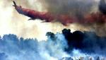 Et israelsk fly prøver at slukke en brand i nordisraelsk by forårsaget af en raket afsendt fra Sydlibanon. - Foto: AP 