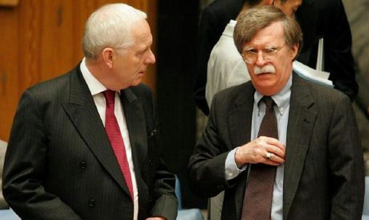 FN-ambassadørerne fra Storbritannien, Emyr Jones Parry (tv), og USA, John Bolton var med til at vedtage Sikkerhedsrådets resolution mod Irans atomprogram. - Foto: AP 