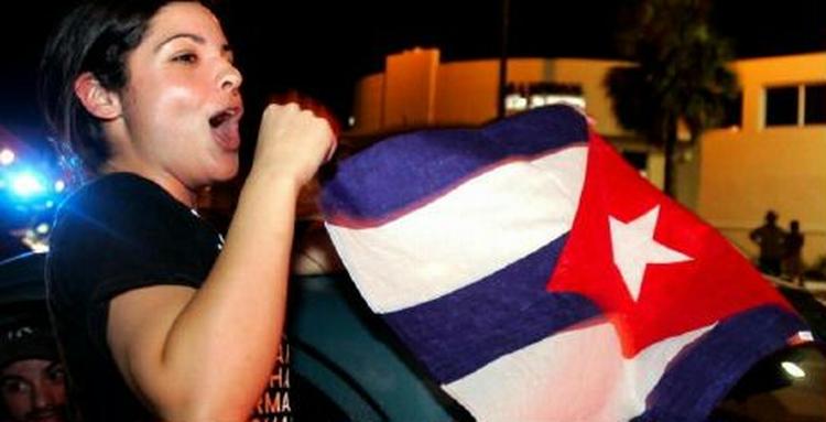 Det cubanske flag bliver luftet i Miami i begejstring over nyheden om Fidel Castros snarlige tarmoperation. - Foto: AP 