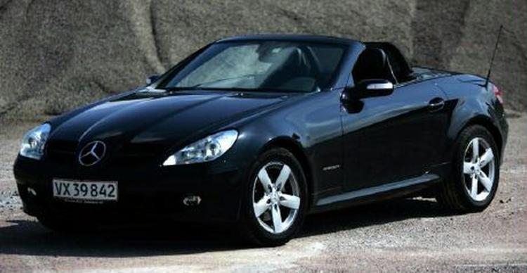 Det kan betale sig at shoppe efter nye biler i andre EU-lande. For andre landes borgere er nye biler - som for eksempel denne Mercedes SLK 200 - et godt køb i Danmark. - Arkivfoto: Per Folkver 