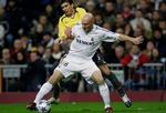 Den danske spiller i Real Madrid, Thomas Gravesen, er igen blevet udsat for de spanske mediers kritiske pen efter sammenstød på træningsbanen med brasilianeren Robinho. - Arkivfoto: AP 