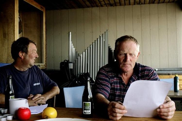 Fiskerne på Omø Havn er måske nødt til at hugge deres skibe op. Det vil muligvis betyde døden for den lille ø med 185 indbyggere. Fiskerne Jan Hansen, kaldet Dipper (tv.), og Finn Bentsen studerer afregningen for fangsten. - Foto: Peter Hove Olesen 