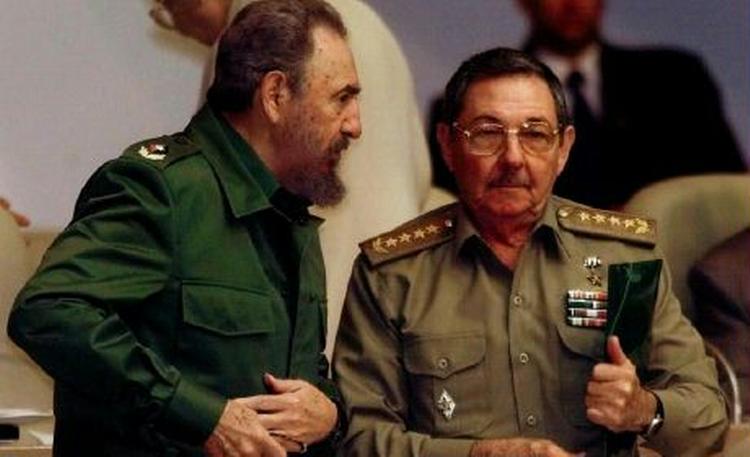 Fidel Castro ses her sammen med sin 75-årige bror, Raul Castro, der afløser den mangeårige cubanske leder på præsidentposten i sygdomsperioden. - Arkivfoto: AP 