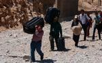Libanesiske mænd samler deres ejendele, inden de flygter fra det sydlige Libanon. Iran og Syrien kan blive nøglen til en løsning på konflikten. - Foto: AP 