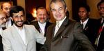 Irans præsident Mahomoud Ahmedinejad og Malaysias premierminister Abdullah Ahmad Badawi under mødet i Kuala Lumpur. - Foto: AP 