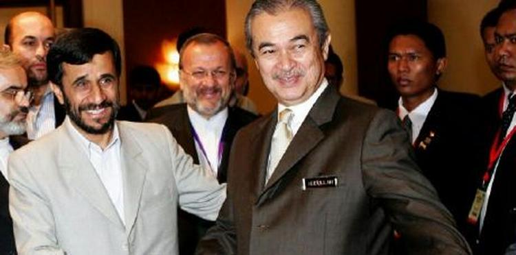 Irans præsident Mahomoud Ahmedinejad og Malaysias premierminister Abdullah Ahmad Badawi under mødet i Kuala Lumpur. - Foto: AP 
