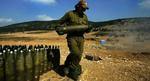 En israelsk soldat gør klar til nye bombardementer. - Foto: AP 