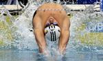 Helge Meeuw fra Tyskland springer i vandet til mændenes 200 meter rygcrawl. - Foto: AP 