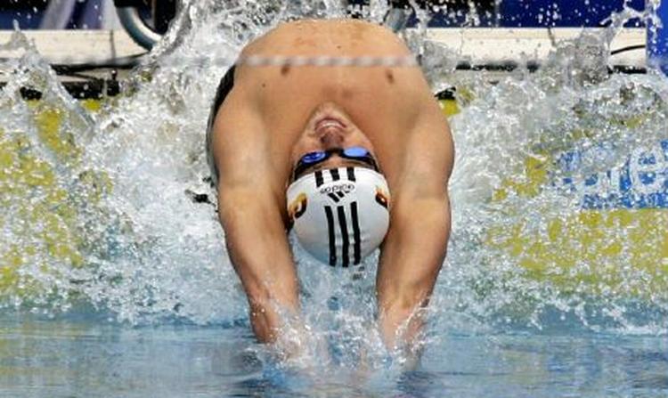 Helge Meeuw fra Tyskland springer i vandet til mændenes 200 meter rygcrawl. - Foto: AP 