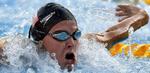 Hollandske Inge Dekker hev førstepladsen hjem i kvindernes 100 butterfly - Foto: AP 