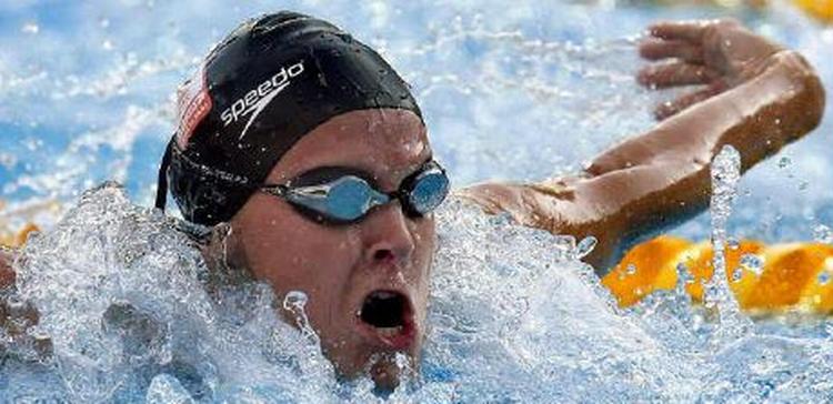 Hollandske Inge Dekker hev førstepladsen hjem i kvindernes 100 butterfly - Foto: AP 