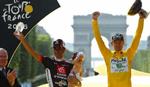Floyd Landis fejrer sejren og Tour de Frances gule trøje, som han formentlig nu skal overlevere til løbets nummer to, Oscar Pereiro Sio (tv). - Arkivfoto: AP 