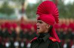 En indisk soldat gør klar til tjeneste ved grænsen til Pakistan i det uroplagede Kashmir-område. - Foto: AP 