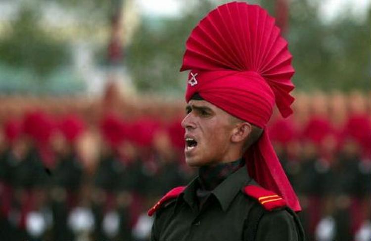 En indisk soldat gør klar til tjeneste ved grænsen til Pakistan i det uroplagede Kashmir-område. - Foto: AP 