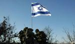 Israelske soldater planter landets flag, da de indtager en forpost til byen Fahlab i det sydlige Libanon. Hizbollah har i dag genoptaget raketangreb ind i Israel. - Foto: AP 