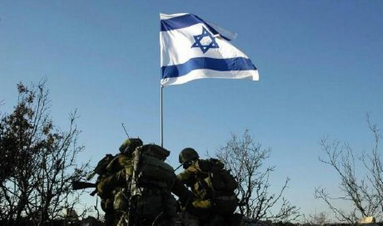 Israelske soldater planter landets flag, da de indtager en forpost til byen Fahlab i det sydlige Libanon. Hizbollah har i dag genoptaget raketangreb ind i Israel. - Foto: AP 