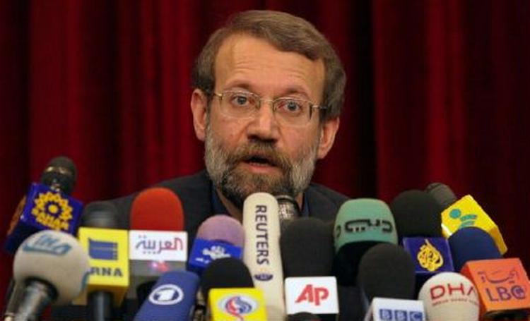Iran chefforhandler for atomspørgsmål, Ali Larijani, siger, at landet vil overveje at skære i olieleverancerne til den vestlige verden, hvis der bliver indført sanktioner mod Iran. - Foto: AP 